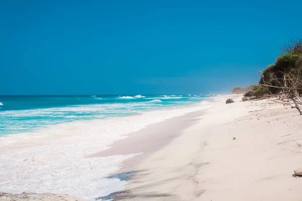 Tropisch Zandstrand Met Blauwe Oceaan Golven — Stockfoto