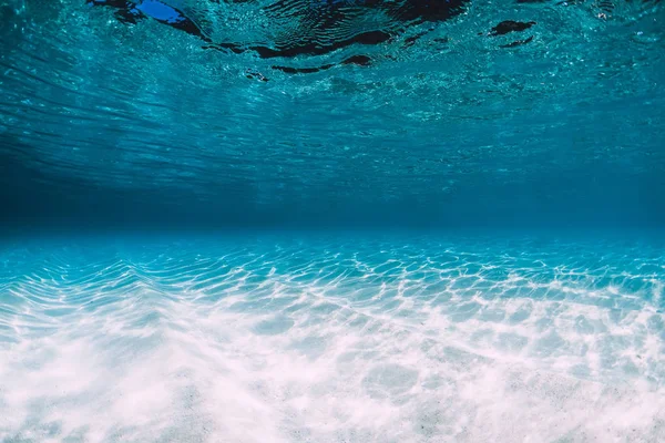 白と青い海の熱帯のハワイの水中砂します — ストック写真