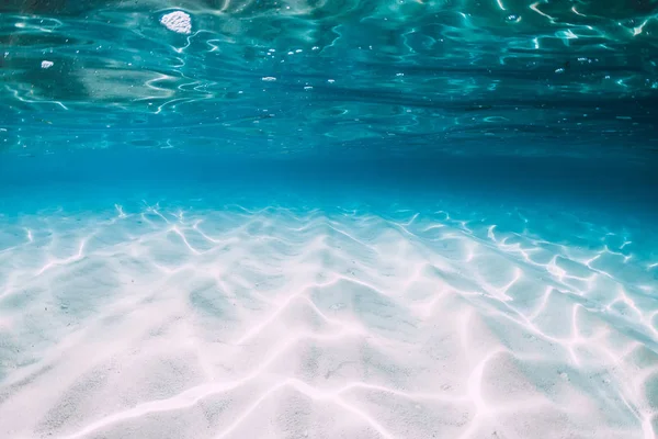 白と青い海の熱帯のハワイの水中砂します — ストック写真