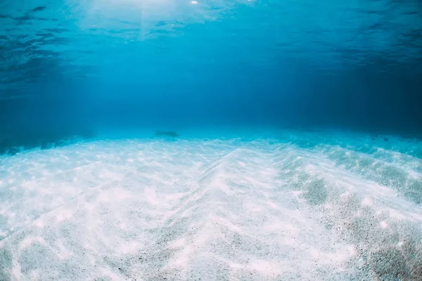 白と青い海の熱帯のハワイの水中砂します — ストック写真