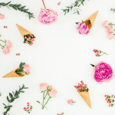 Pembe şakayık, gül yaprakları, okaliptüs, beyaz arka plan üzerinde waffle konileri ile Çiçek çerçeve. Düz yatıyordu