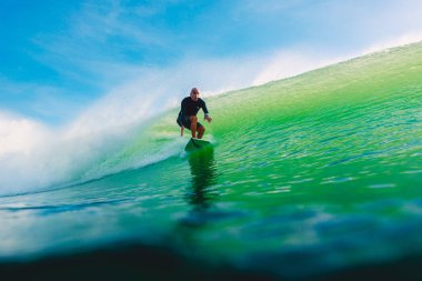 24 Nisan 2019. Bali, Endonezya. Varil dalgasında sörfçü yolculuğu. Dreamland plajında profesyonel sörf