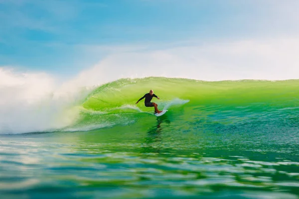Aprile 2019 Bali Indonesia Cavalcata Surfista Onda Botte Surf Professionale — Foto Stock