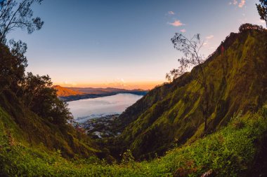 Bali orman ile Batur volkan ve göl manzarası. Gün doğumu zamanı