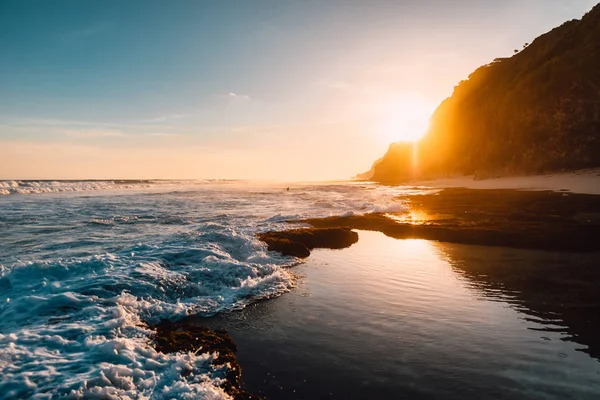 Tropisch Strand Met Oceaan Golven Zon Bij Zonsondergang Bali — Stockfoto