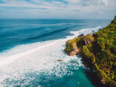 Kayalar ve güzel okyanus ile havadan görünümü