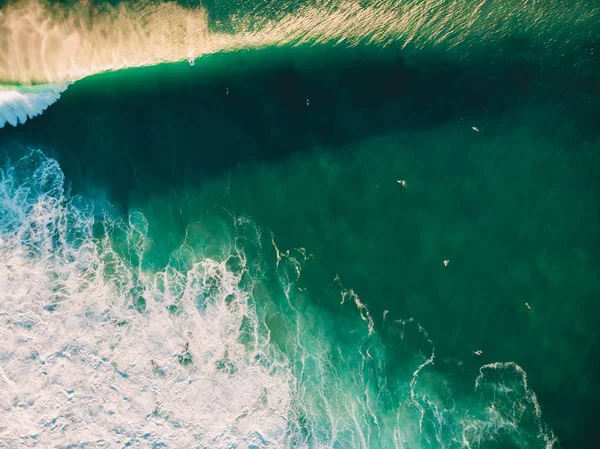 Gün Batımında Sörf Havadan Görünümü Sörfçüler Büyük Varil Dalgası — Stok fotoğraf