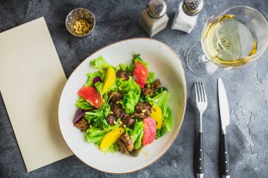 Narenciye, marul ve ızgara tavuk ciğeri ile Salata