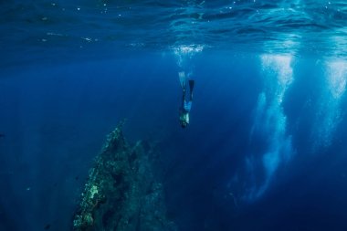 Freediver adam Bali gemi enkazı nda sualtı dalış. Okyanusta serbest dalış