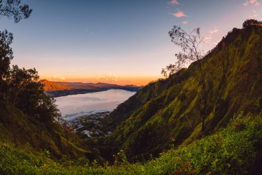 Bali orman ile Batur volkan ve göl. Gün doğumu zamanı