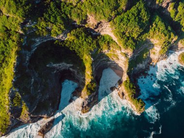 İnanılmaz uçurum, kayalar ve Bali dalgalar ile mavi okyanus. Havadan insansız hava aracı görünümü