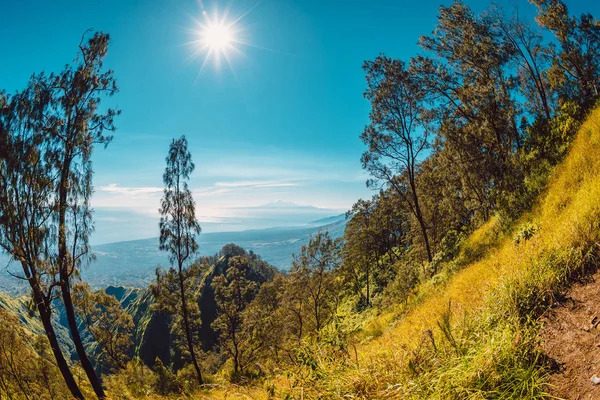 Vista Aérea Montanha Abang Com Floresta Céu Azul Bali — Fotografia de Stock