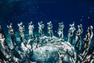 Gili Meno Adası'nda sualtı heykelleri, Endonezya. Okyanusta sualtı turizmi. Tatil ve macera. Gili Meno Adası