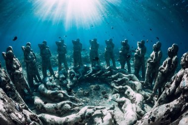 Gili Meno Adası'nda sualtı heykelleri, Endonezya. Okyanusta sualtı turizmi. Tatil ve macera. Gili Meno Adası