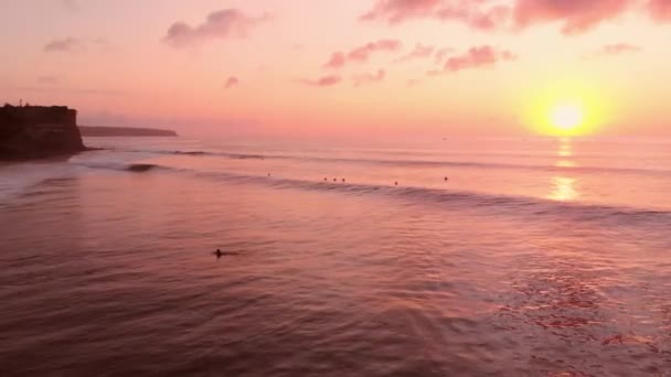 Luchtfoto Met Oceaan Golven Bij Warme Zonsondergang — Stockvideo