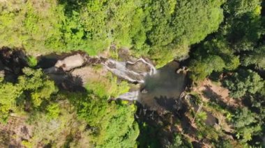 Şelale tropikal ormanda havadan görünümü