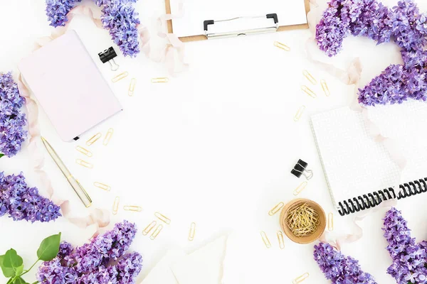 Composition Avec Presse Papiers Carnet Branches Fleurs Lilas Accessoires Sur — Photo