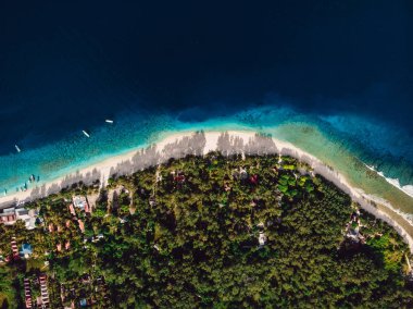 Plaj ve turkuaz okyanus ile tropikal ada. Havadan görünüm.