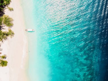 Turkuaz kristal okyanus, hava manzaralı güzel tropikal plaj. Gili adaları