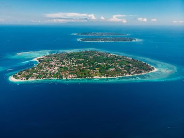 Gili adaları ve okyanus ile havadan görünümü, drone vuruldu. Gili Air, Meno ve Trawangan adaları