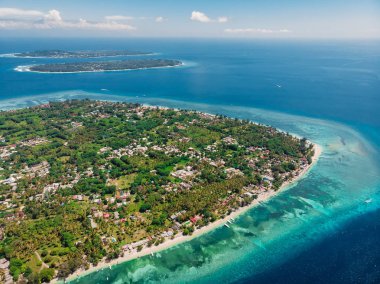 Gili adaları ve okyanus ile havadan görünümü, drone vuruldu. Gili Air, Meno ve Trawangan adaları