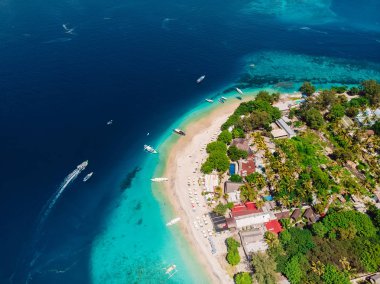 Turkuaz kristal okyanus, hava manzaralı güzel tropikal ada. Gili adaları