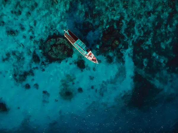 Okružní Loď Modrém Oceánu Ostrově Gili Letecký Pohled — Stock fotografie