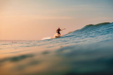 12 Nisan 2019. Bali, Endonezya. Okyanus dalgası üzerinde Paddle sörfçü binmek Stand Up. Bali dalgalar sörf Paddle Stand Up