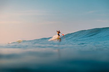 12 Nisan 2019. Bali, Endonezya. Okyanus dalgası üzerinde Paddle sörfçü binmek Stand Up. Bali dalgalar sörf Paddle Stand Up