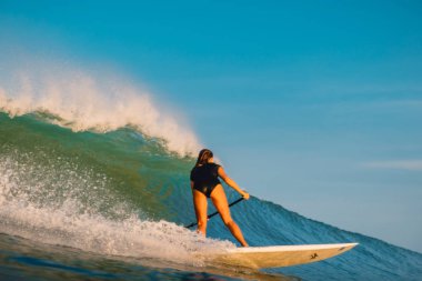 12 Nisan 2019. Bali, Endonezya. Okyanus dalgası üzerinde Paddle sörfçü binmek Stand Up. Bali dalgalar sörf Paddle Stand Up