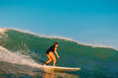 12 Nisan 2019. Bali, Endonezya. Okyanus dalgası üzerinde Paddle sörfçü binmek Stand Up. Bali dalgalar sörf Paddle Stand Up