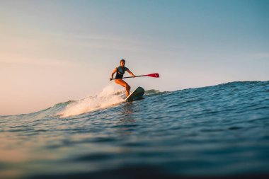 12 Nisan 2019. Bali, Endonezya. Okyanus dalgası üzerinde Paddle sörfçü binmek Stand Up. Bali dalgalar sörf Paddle Stand Up