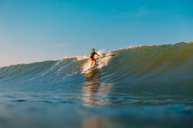 12 Nisan 2019. Bali, Endonezya. Okyanus dalgası üzerinde Paddle sörfçü binmek Stand Up. Bali dalgalar sörf Paddle Stand Up