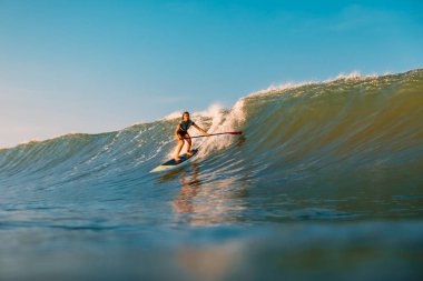 12 Nisan 2019. Bali, Endonezya. Okyanus dalgası üzerinde Paddle sörfçü binmek Stand Up. Bali dalgalar sörf Paddle Stand Up