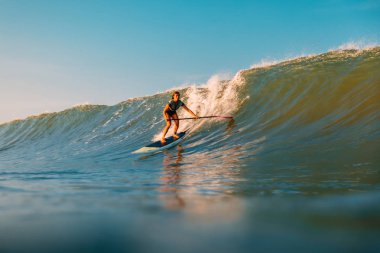 12 Nisan 2019. Bali, Endonezya. Okyanus dalgası üzerinde Paddle sörfçü binmek Stand Up. Bali dalgalar sörf Paddle Stand Up