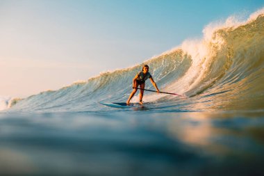 12 Nisan 2019. Bali, Endonezya. Okyanus dalgası üzerinde Paddle sörfçü binmek Stand Up. Bali dalgalar sörf Paddle Stand Up