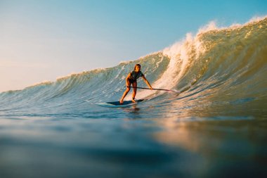 12 Nisan 2019. Bali, Endonezya. Okyanus dalgası üzerinde Paddle sörfçü binmek Stand Up. Bali dalgalar sörf Paddle Stand Up