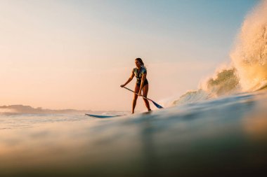 12 Nisan 2019. Bali, Endonezya. Okyanus dalgası üzerinde Paddle sörfçü binmek Stand Up. Bali dalgalar sörf Paddle Stand Up
