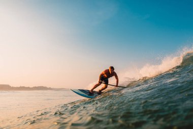 12 Nisan 2019. Bali, Endonezya. Okyanus dalgası üzerinde Paddle sörfçü binmek Stand Up. Bali dalgalar sörf Paddle Stand Up