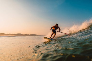 12 Nisan 2019. Bali, Endonezya. Okyanus dalgası üzerinde Paddle sörfçü binmek Stand Up. Bali dalgalar sörf Paddle Stand Up