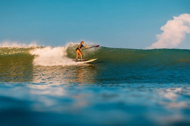 12 Nisan 2019. Bali, Endonezya. Okyanus dalgası üzerinde Paddle sörfçü binmek Stand Up. Bali dalgalar sörf Paddle Stand Up