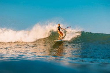 12 Nisan 2019. Bali, Endonezya. Okyanus dalgası üzerinde Paddle sörfçü binmek Stand Up. Bali dalgalar sörf Paddle Stand Up