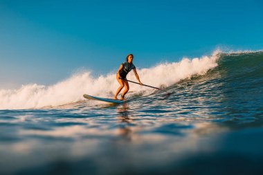12 Nisan 2019. Bali, Endonezya. Okyanus dalgası üzerinde Paddle sörfçü binmek Stand Up. Bali dalgalar sörf Paddle Stand Up