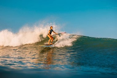 12 Nisan 2019. Bali, Endonezya. Okyanus dalgası üzerinde Paddle sörfçü binmek Stand Up. Bali dalgalar sörf Paddle Stand Up