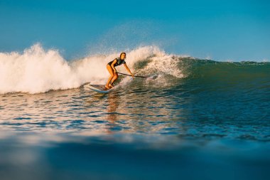 12 Nisan 2019. Bali, Endonezya. Okyanus dalgası üzerinde Paddle sörfçü binmek Stand Up. Bali dalgalar sörf Paddle Stand Up
