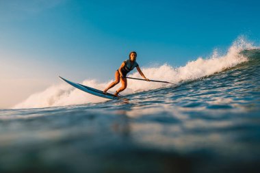 12 Nisan 2019. Bali, Endonezya. Okyanus dalgası üzerinde Paddle sörfçü binmek Stand Up. Bali dalgalar sörf Paddle Stand Up