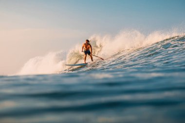 12 Nisan 2019. Bali, Endonezya. Okyanus dalgası üzerinde Paddle sörfçü binmek Stand Up. Bali dalgalar sörf Paddle Stand Up