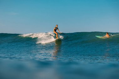 12 Nisan 2019. Bali, Endonezya. Okyanus dalgası üzerinde Paddle sörfçü binmek Stand Up. Bali dalgalar sörf Paddle Stand Up