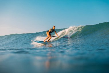 12 Nisan 2019. Bali, Endonezya. Okyanus dalgası üzerinde Paddle sörfçü binmek Stand Up. Bali dalgalar sörf Paddle Stand Up