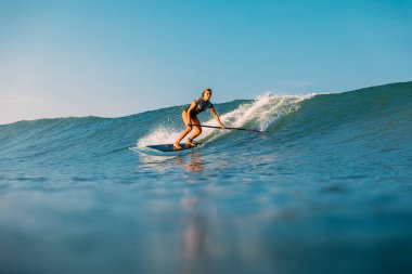 12 Nisan 2019. Bali, Endonezya. Okyanus dalgası üzerinde Paddle sörfçü binmek Stand Up. Bali dalgalar sörf Paddle Stand Up